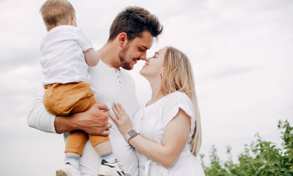 Familia recuperando tranquilidad financiera mediante la Ley de la Segunda Oportunidad.